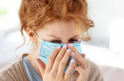 Прикриття рота і носа протягом тривалого часу змушує людину частіше дихати