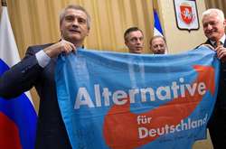  Російський глава окупованого Криму Сергій Аксенов разом з представником партії «Альтернатива для Німеччини» Вальдемаром Гердтом у Ялті  