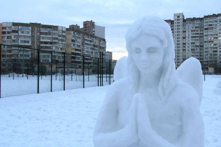 На столичній Троєщині з’явився сніговий янгол (фото)