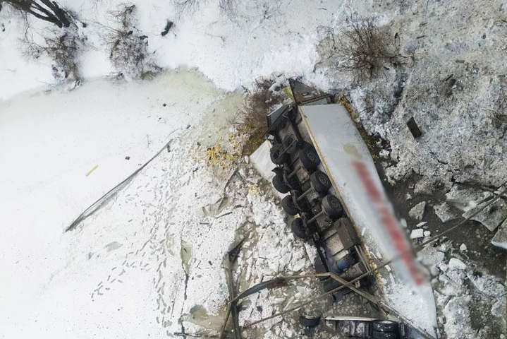 На Чернігівщині вантажівка впала з мосту в річку (фото)