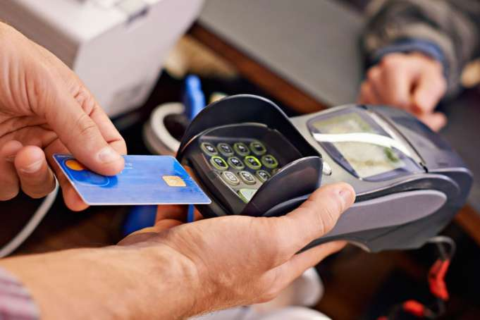 В январе 2021 украинцы оплатили картами покупок больше всего за историю cashless
