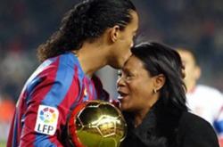  40-летний бразильский футболист Роналдиньо сообщил о смерти близкого человека 
  