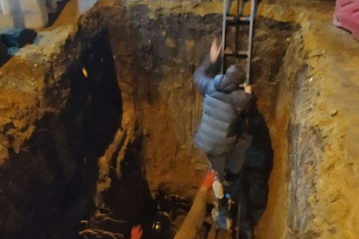 В Одесі рятувальники вийняли хлопця з чотириметрової ями