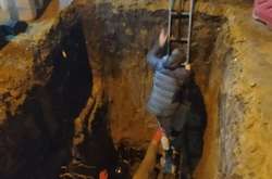 Щоб дістати постраждалого з пастки, на місце довелось викликати рятувальників