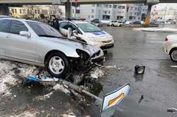 З’явилось відео, як у Києві Mercedes на шаленій швидкості збив пішоходів