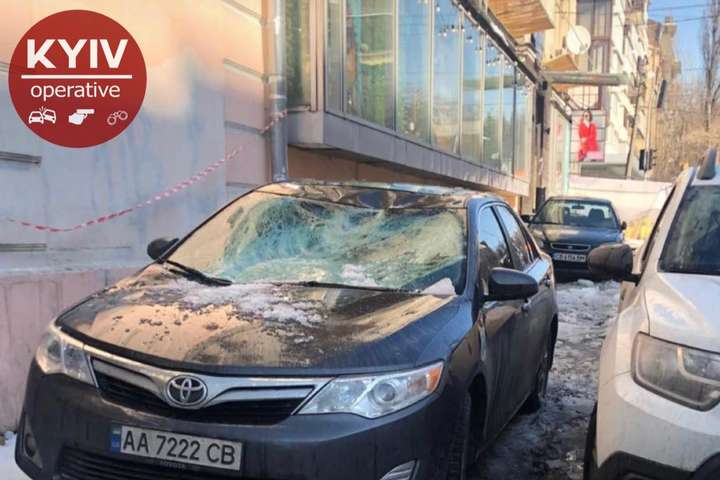 У Києві крижані бурульки розтрощили декілька автівок (фото)