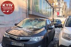 У Києві крижані бурульки розтрощили декілька автівок (фото)