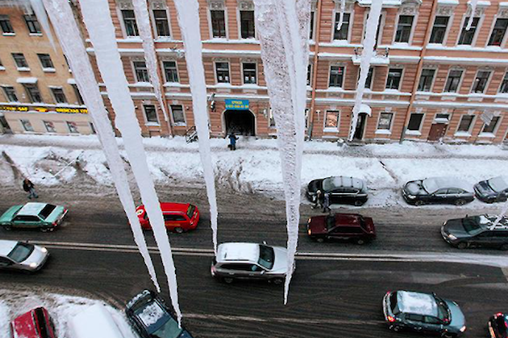 Жертви бурульок: у центрі Києва на двох жінок впали глиби льоду 