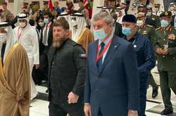  21 лютого Олега Уруського опинився на виставці зброї в ОАЕ поруч з главою Чечні, соратником президента Росії Путіна Рамзаном Кадировим 