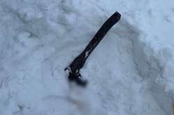 Під час сварки чоловік взяв сокиру та обухом наніс жінці удар по голові