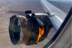США проверят все самолеты Boeing 777 после возгорания в воздухе двигателя