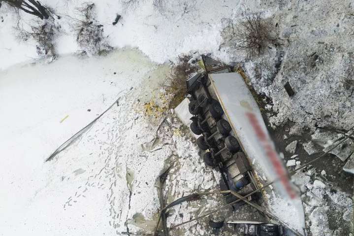 На Чернігівщині вантажівка впала у річку: поліція знайшла тіло водія