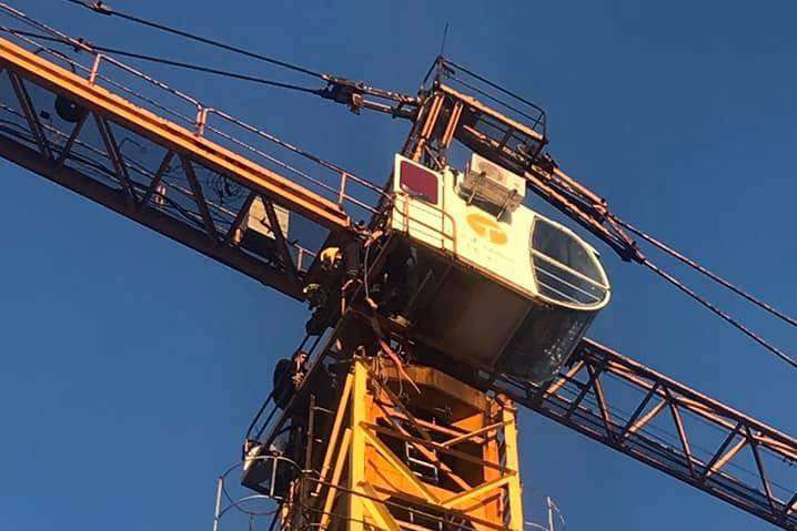 У Києві рятувальникам довелося спускати чоловіка з баштового крана (фото)