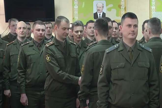 Білоруські військові влаштували сеанс передачі «енергії і рішучості» від Лукашенка (відео)