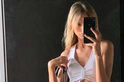 Прикрылась лишь пенкой. Звезда Victoria's Secret позволила подглядеть за собой в ванной (фото)