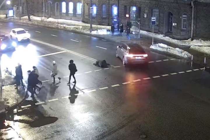 У центрі Києва водійка Audi збила на переході жінку (відео)