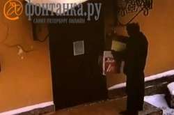  
 Нападник завдав черговому коменданту генконсульства України два ножових поранення 
 
  