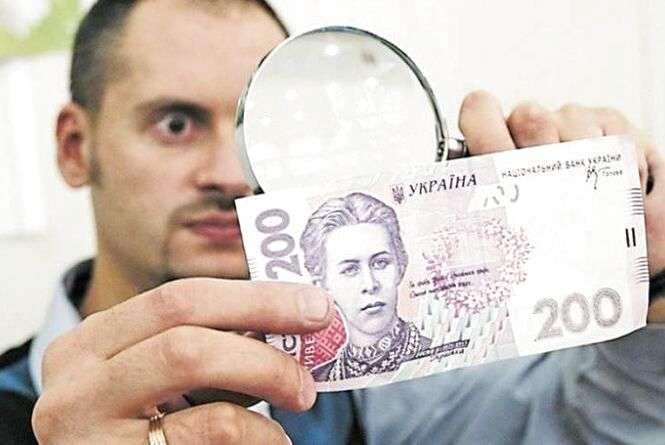 Фальшиві гроші заполонили Україну: де можуть підсунути та як впізнати підробку