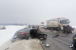 Volkswagen вилетів на зустрічну смугу, де зіткнувся з чотирма автівками