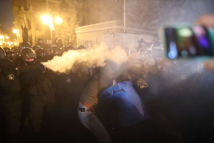 Фаєри, газ та постраждалі: опубліковано відео сутичок під Офісом Зеленського