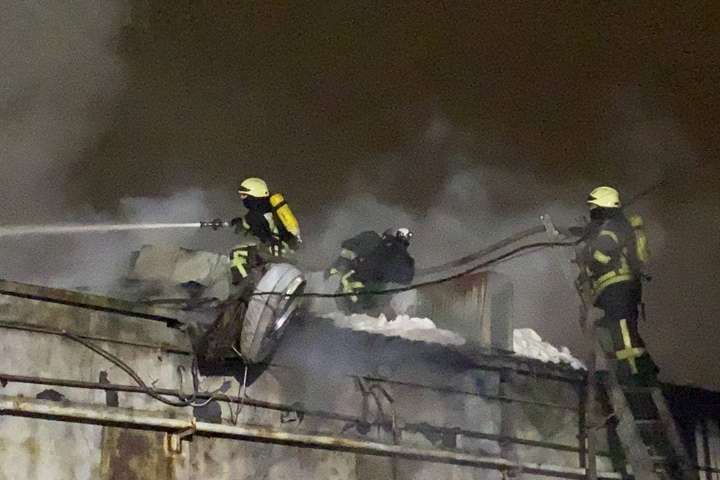Велика пожежа в Києві: горіли склади заводу (фото, відео)