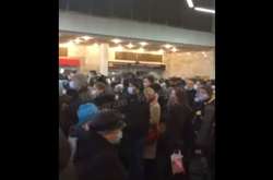 До турнікетів станції утворились величезні черги