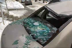 У Львові брила льоду розтрощила автівку (відео)