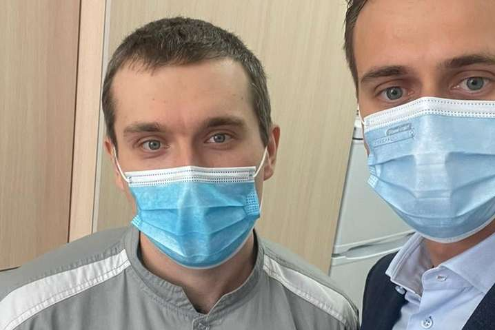 Первую ковид-прививку в Украине получил врач из Черкасс (фото)
