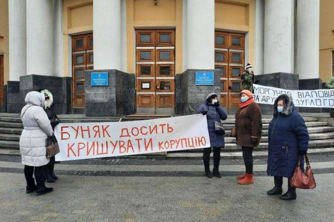 Під стінами Вінницької ОДА працівники профтехучилища оголосили голодування