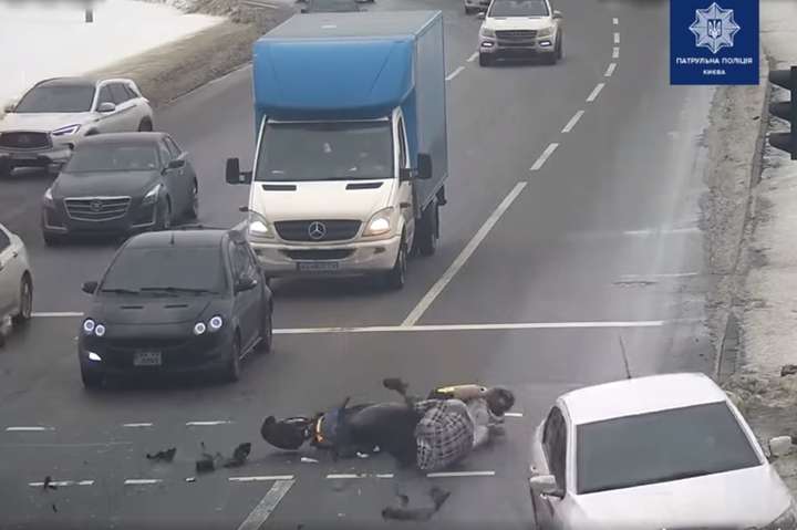На переході в Києві автівка збила кур'єрів на мопеді (відео)