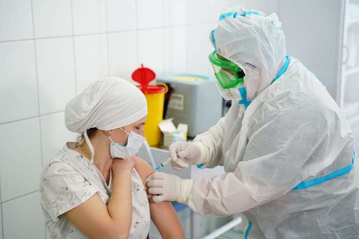 На Київщині стартувала кампанія з вакцинації: хто отримав перше ковід-щеплення (фото)