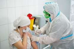 Завідувачка дорослого інфекційного відділення у Броварській багатопрофільній клінічній лікарні першою отримала щеплення від коронавірусу