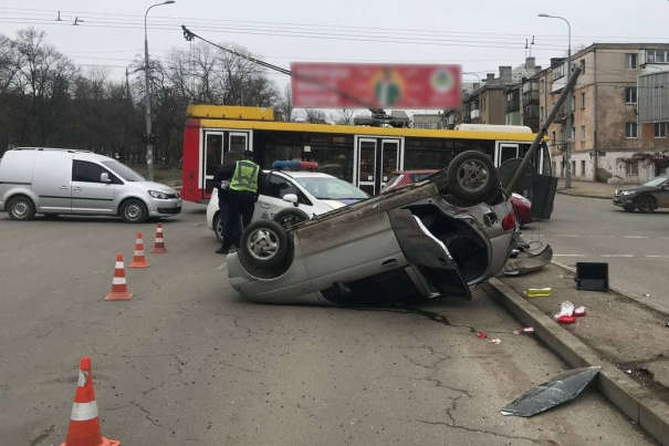 ДТП в Одесі: машину вщент потрощило після зіткнення з тролейбусом
