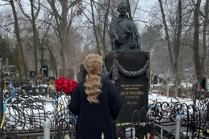 «Спеціально заїхала на Байкове напередодні». Юлія Тимошенко на могилі Лесі Українки (фото)