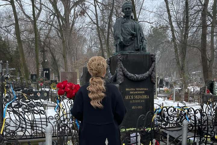 «Спеціально заїхала на Байкове напередодні». Юлія Тимошенко на могилі Лесі Українки (фото) - Главком