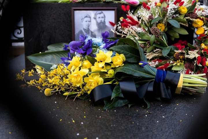 Зеленський особисто не вшанував пам’ять Лесі Українки, але передав квіти до пам’ятника й могили