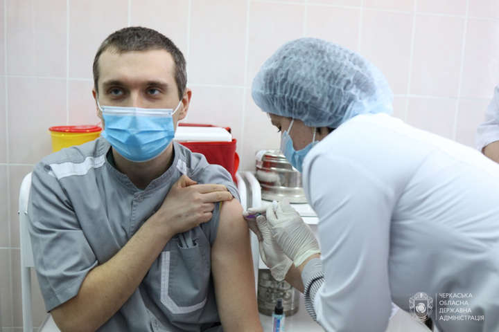 Старт ковід-щеплення в Україні. Перші вакциновані розповіли про самопочуття 