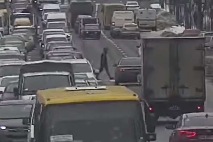 У центрі Києва Toyota збила чоловіка на переході (відео)
