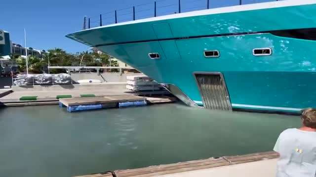 Розкішна 77-метрова яхта пробила носом причал (відео)
