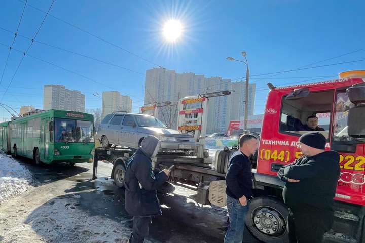 На вулицях Києва побільшає евакуаторів