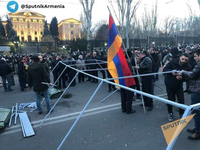 В Ереване протестующие ставят палатки возле здания парламента (фото, видео)