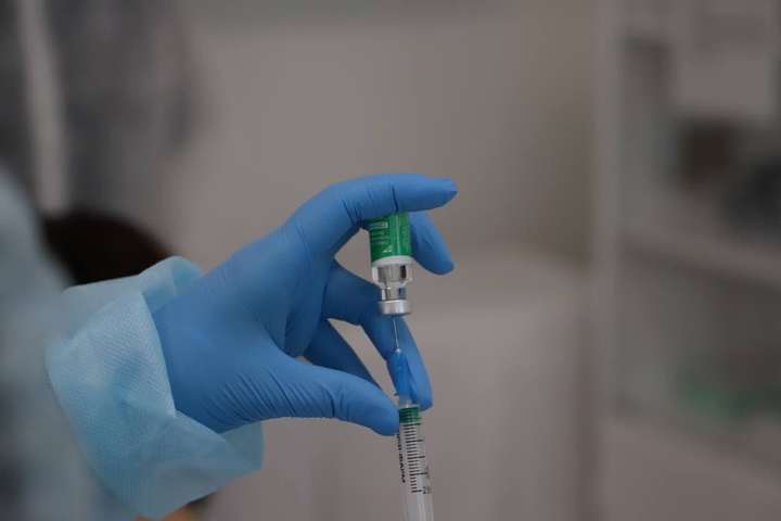 Кличко розповів, скільки столичних медиків отримали ковід-щеплення в перший день вакцинації