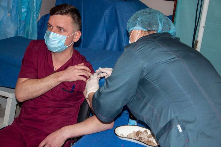  На Донбасі військовим зробили перші щеплення від коронавірусу 
