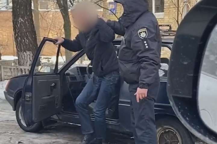 Ледь тримався на ногах: у Києві патрульні виявили п’яного водія автівки (відео)