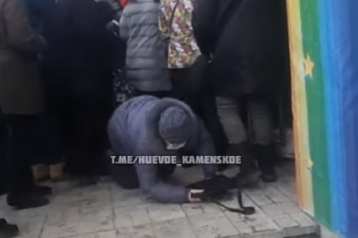 Під Дніпром натовп ледь не затоптав літню жінку через секонд-хенд (відео)