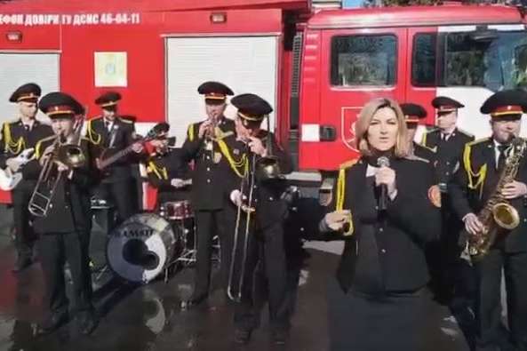 «Пожежний блюз»: у Вінниці рятувальники влаштували вуличний концерт