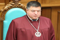 Зеленський відсторонив голову Конституційного суду ще на місяць