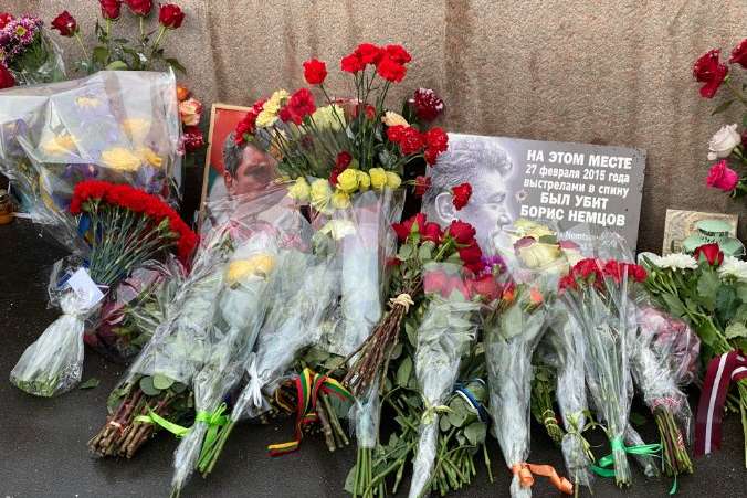 Посли США, Великобританії та Латвії поклали квіти на місце вбивства Нємцова