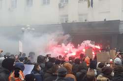 Мітинг на підтримку Стерненка. Активісти закидали Офіс генпрокурора димовими шашками (фото, відео) 
