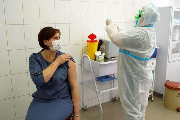 В Україні від Covid-19 вакцинували уже понад три тисячі людей